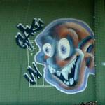 Graffiti-Kopf an Brücke