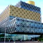 Bibliothek von Birmingham mit faszinierender Fassade voller grosser Ringe