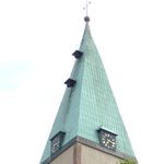 Kirchturm mit 2 aussenhaengenden Glocken