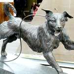 Hundeskulptur aus Bronze